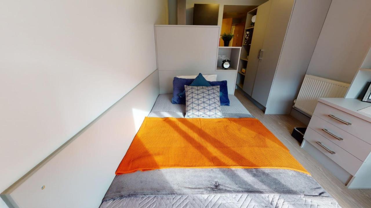 For Students Only Contemporary At Iq Hoxton In * Londra